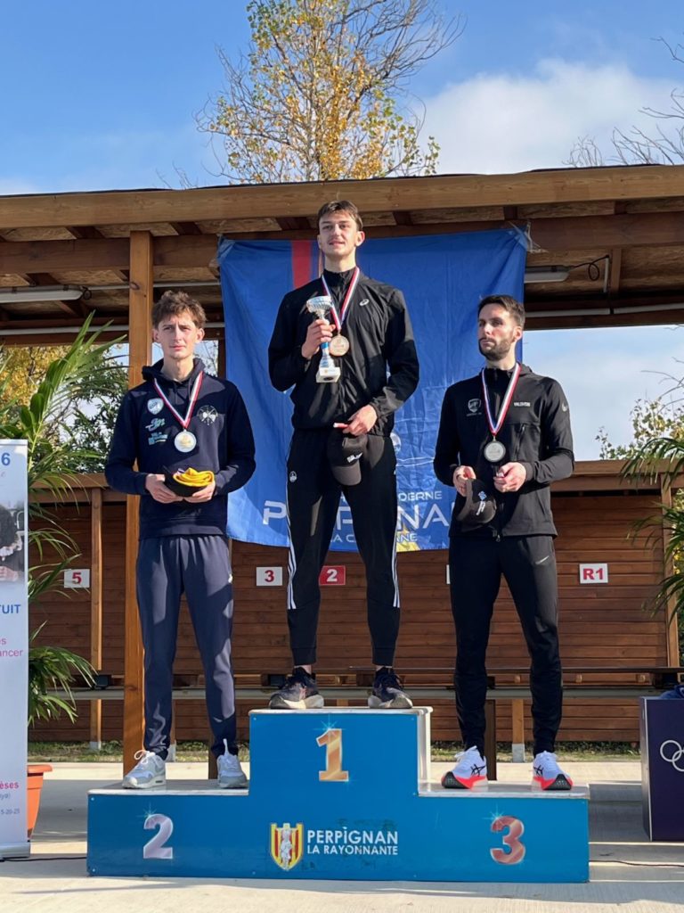 Mathis Rochat sur la 1ère marche du poduim au championat de France de Pentathlon Moderne